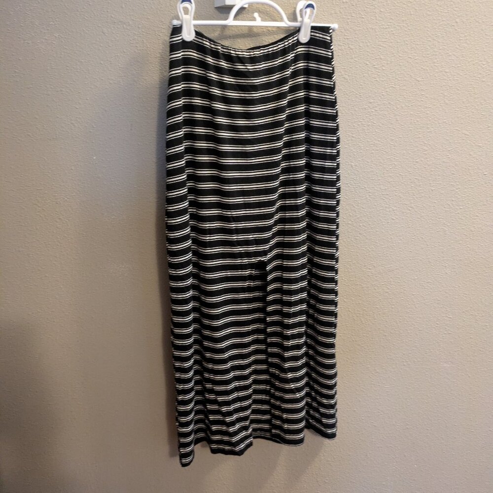 Striped skirt with slit